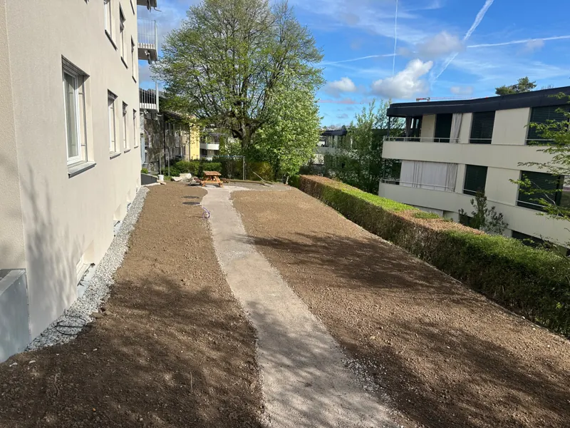 Beete entlang einer Fassade, Erde vorbereitet