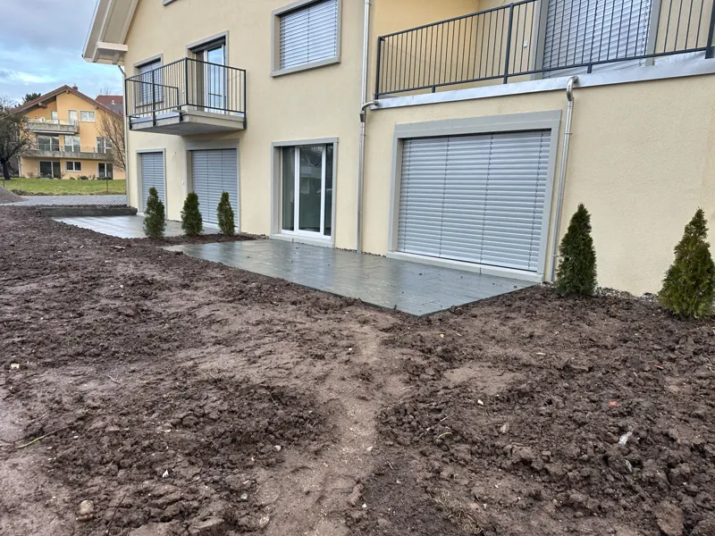 Neuer Plattenbelag vor einem Wohnhaus, Gartenfläche noch offen