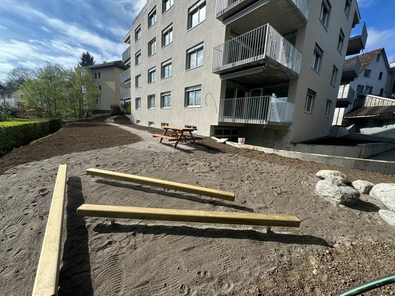 Spielplatz im Bau: Balancierbalken und Findlinge